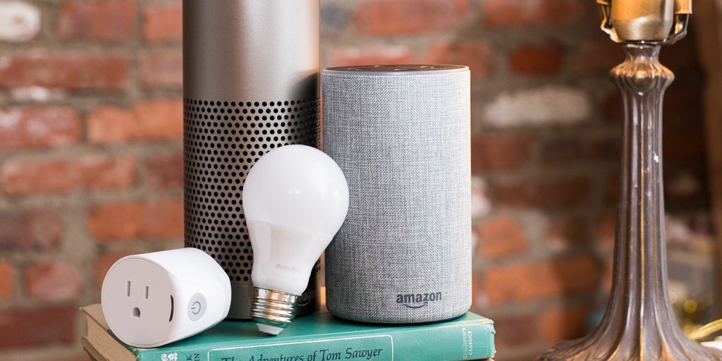 Altavoces Amazon Echo junto a un foco y un enchufe inteligentes